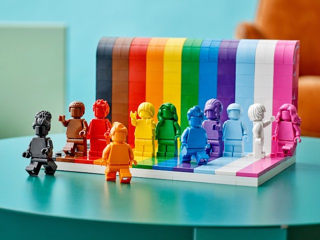 LEGOが初めてLGBTQのミニフィギュアのセット「Everyone is Awesome」のリリースを発表